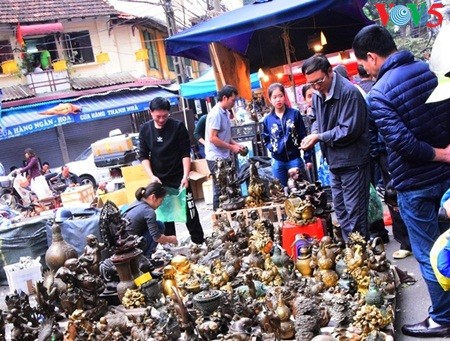 Pasaran barang antik Hang Luoc di jantungnya dari ibukota Hanoi - ảnh 11
