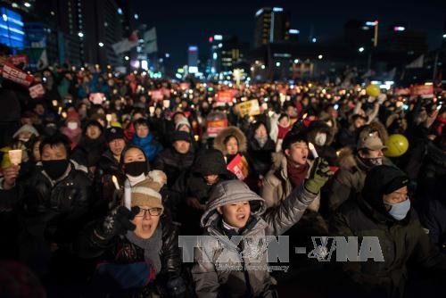 Rakyat Republik Korea terus melakukan demonstrasi untuk menuntut memakzulkan Presiden - ảnh 1