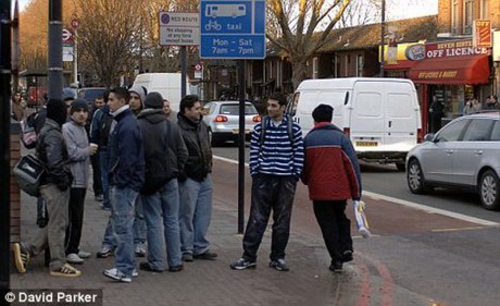 Pekerja migran dari negara Uni Eropa berkecenderungan meninggalkan Inggeris - ảnh 1