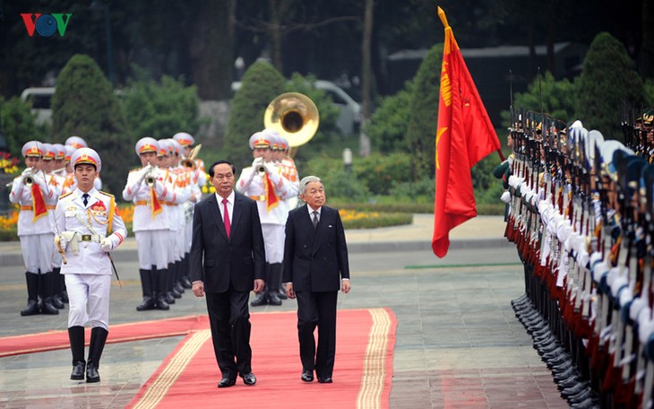 Upacara penyambutan resmi Kaisar Jepang dan Permaisuri  dalam kunjungan-nya di Vietnam - ảnh 1