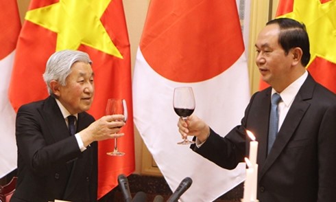 Presiden Vietnam, Tran Dai Quang dan Istri memimpin resepsi kenegaraan menyambut Kaisar Jepang, Akihito dan Permaisuri Michiko - ảnh 1
