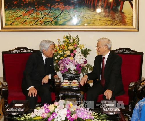 Sekjen Nguyen Phu Trong dan Istri melakukan pertemuan dengan Kaisar Jepang, Akihito dan Permaisuri - ảnh 1