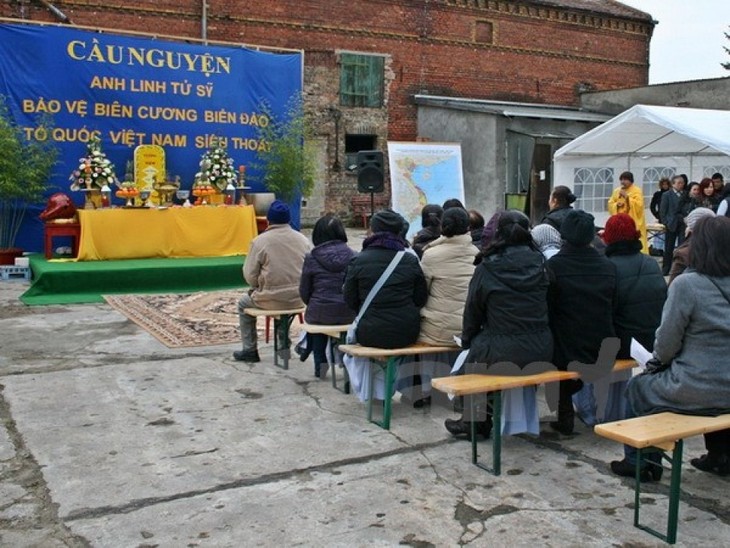 Upacara berdoa arwah para martir  dari komunitas orang Vietnam di Republik Federasi Jerman - ảnh 1