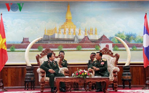 Memperkuat kerjasama pertahanan, memperkokoh kepercayaan dan kerjasama komprehensif Vietnam-Laos - ảnh 1