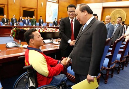 PM Nguyen Xuan Phuc melakukan pertemuan dengan para pemuda Vietnam yang tipikal - ảnh 1