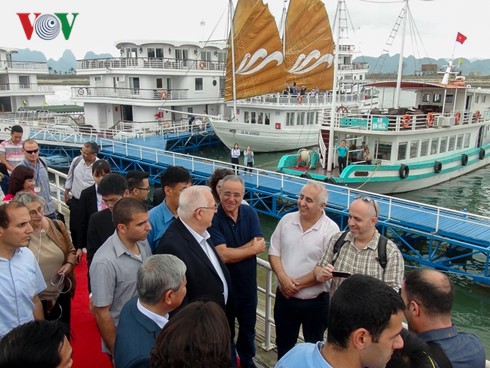 Presiden Israel melakukan kunjungan di teluk Ha Long - ảnh 1