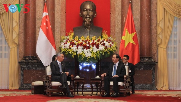 Pemimpin Partai Komunis dan Negara Vietnam menerima PM Singapura, Lee Hsien Loong - ảnh 1