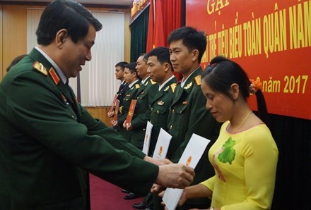 Kemhan Vietnam melakukan pertemuan dengan delegasi tokoh muda yang tipikal dari tentara tahun 2016 - ảnh 1