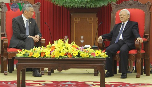 Pimpinan Negara dan Pemerintah Vietnam menerima PM Singapura, Lee Hsien Loong - ảnh 1