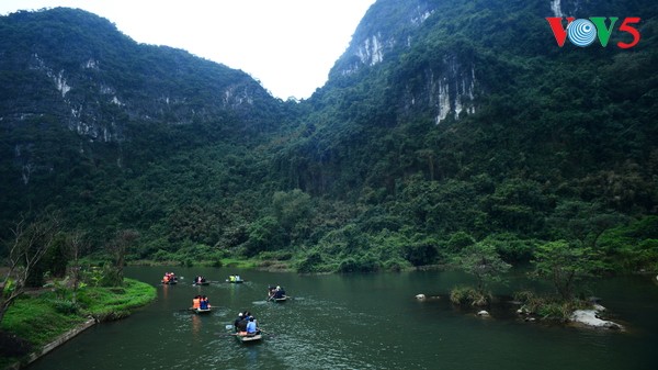 Pariwisata Vietnam melesat dan menjadi cabang ekonomi andalan - ảnh 1