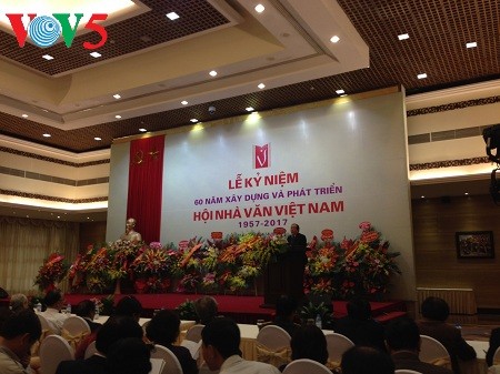 Upacara memperingati ultah ke-60  berdirinya Persatuan Pengarang Vietnam - ảnh 1