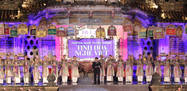Festival kerajinan tradisional Hue 2017 menyerap partisipasi yang luas darri pada seniman dan desa kerajinan - ảnh 1