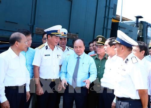 PM Nguyen Xuan Phuc  memeriksa pekerjaan pelatihan siaga tempur di brigader rudal, Wilayah II Angkatan Laut - ảnh 1