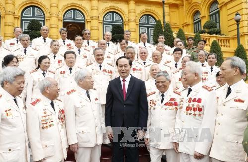Presiden Tran Dai Quang melakukan pertemuan dengan para kader keamanan publik yang membantu medan perang Vietnam Selatan - ảnh 1