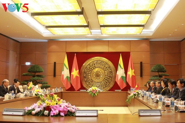  Ketua MN Nguyen Thi Kim Ngan menyambut dan melakukan pembicaraan dengan Ketua Parlemen Myanmar - ảnh 1