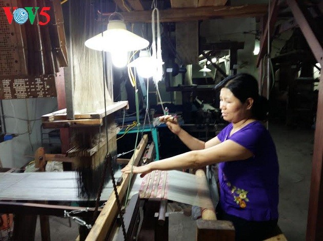 Desa kerajinan pertenunan kain sutra Van Phuc- Tradisi yang sudah ada selama ribuan tahun - ảnh 1