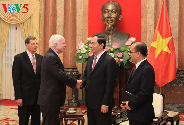 Presiden Tran Dai Quang menerima legislator John McCain - ảnh 1