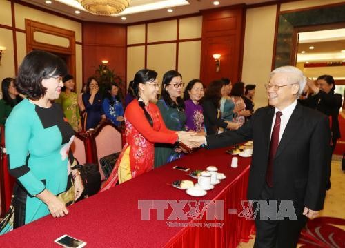  Sekjen Nguyen Phu Trong melakukan pertemuan dengan para anggota wanita MN - ảnh 1