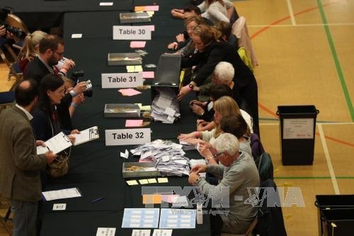  Pemilu di Inggris: Partai Konservatif tidak berhasil merebut mayoritas kursi - ảnh 1
