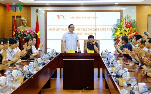  Sekretaris Komite Partai Komunis kota Hanoi, Hoang Trung Hai mengucapkan selamat kepada VOV  - ảnh 1