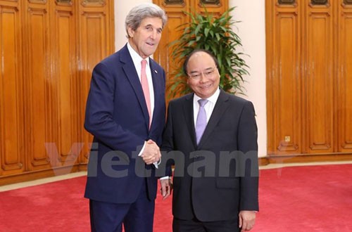 PM Vietnam, Nguyen Xuan Phuc menerima mantan Menlu AS, John Kerry - ảnh 1