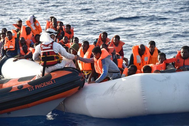 Angkatan Laut Irlandia menyelamatkan ratusan migran di lepas laut Libia - ảnh 1