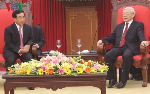 Sekjen KS PKV, Nguyen Phu Trong  menerima Delegasi Tingkat Tinggi Partai dan Negara Laos - ảnh 1