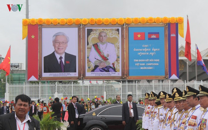 Pers Kamboja memberitakan secara menonjol kunjungan Sekjen KS. PKV di Kamboja - ảnh 1