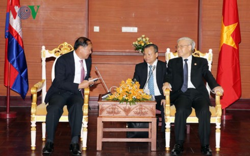 Sekjen KS PKV,  Nguyen Phu Trong: Memperkuat kerjasama antara daerah Vietnam dan Kamboja - ảnh 1
