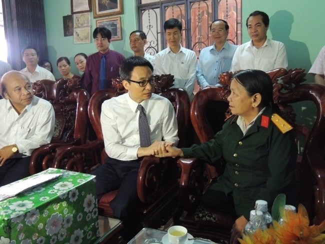  Deputi PM Vu Duc Dam memberikan bingkisan kepada keluarga yang mendapat kebijakan prioritas propinsi Kontum - ảnh 1