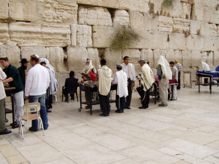  Orang Israel bersholat di zona Benteng kuno Jerussalem - ảnh 1