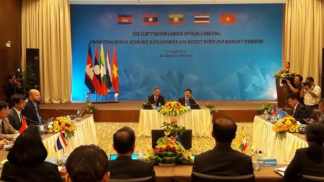  Konferensi Pejabat Senior 5 negara Kamboja, Laos, Myanmar, Thailand dan Vietnam tentang kerjasama ketenaga-kerjaan - ảnh 1
