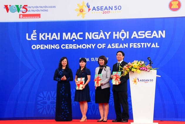 ASEAN-50 tahun musyawarah dan mufakat untuk berkembang - ảnh 17
