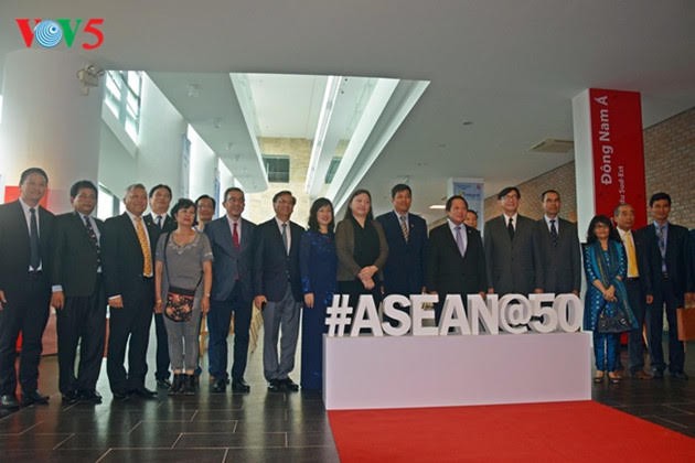 ASEAN-50 tahun musyawarah dan mufakat untuk berkembang - ảnh 18
