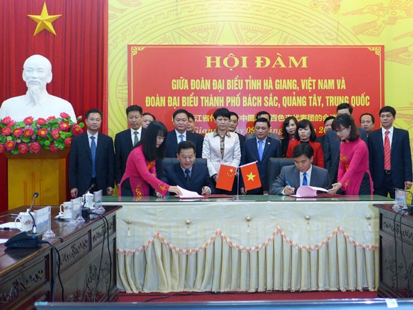  Bekerjasama mengelola tenaga kerja lintas perbatasan antara Propinsi Ha Giang (Vietnam) dan kota Baise (Tiongkok) - ảnh 1