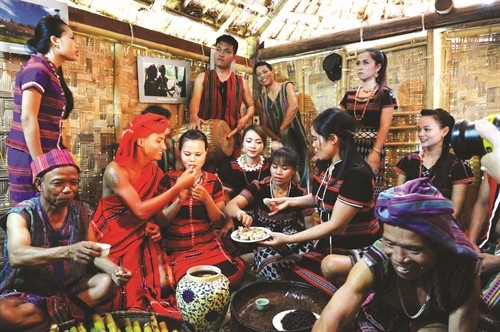 Upacara pernikahan dari warga etnis minoritas Pa Ko dengan berbagai ritual yang istimewa - ảnh 1