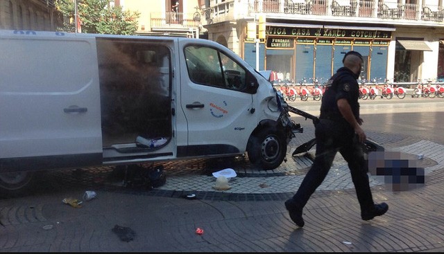  Penabrakan mobil di Bacelona: Tersangka sopir sedang melarikan diri - ảnh 1