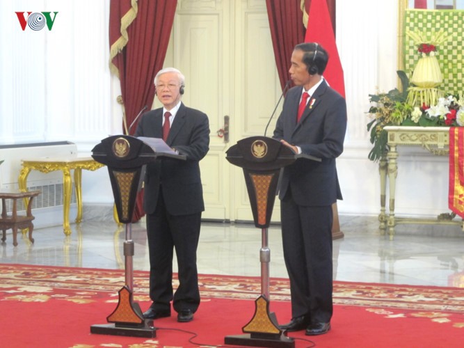 Presiden Indonesia, Joko Widodo memimpin upacara penyambutan resmi untuk Sekjen Nguyen Phu Trong - ảnh 10