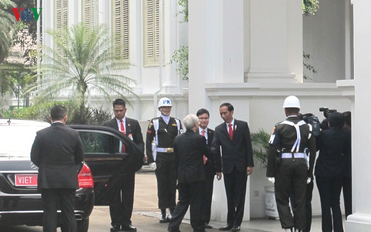 Presiden Indonesia, Joko Widodo memimpin upacara penyambutan resmi untuk Sekjen Nguyen Phu Trong - ảnh 2