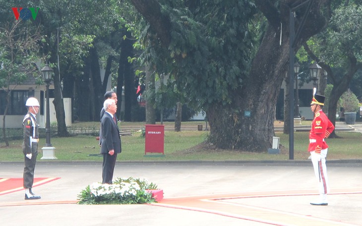 Presiden Indonesia, Joko Widodo memimpin upacara penyambutan resmi untuk Sekjen Nguyen Phu Trong - ảnh 4