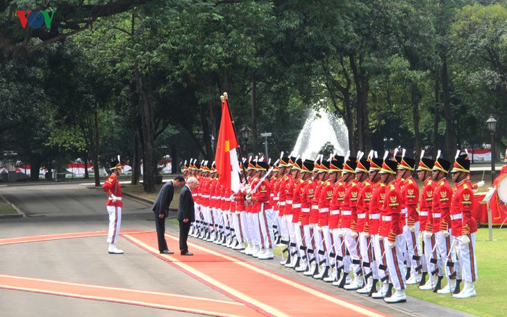 Presiden Indonesia, Joko Widodo memimpin upacara penyambutan resmi untuk Sekjen Nguyen Phu Trong - ảnh 5