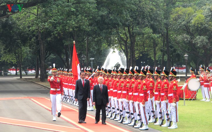 Presiden Indonesia, Joko Widodo memimpin upacara penyambutan resmi untuk Sekjen Nguyen Phu Trong - ảnh 6
