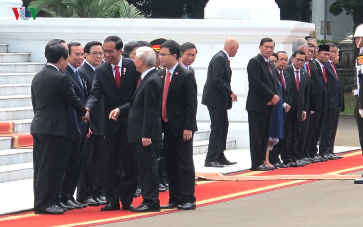 Presiden Indonesia, Joko Widodo memimpin upacara penyambutan resmi untuk Sekjen Nguyen Phu Trong - ảnh 7
