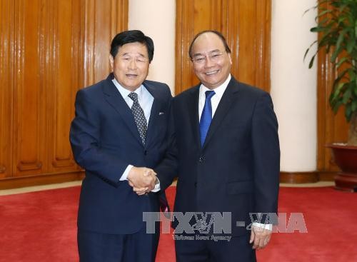  PM Nguyen Xuan Phuc menerima pemimpin Grup ExxonMobil (AS) dan mantan Walikota Osan, Republik Korea - ảnh 2
