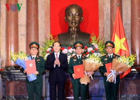 Presiden Vietnam, Tran Dai Quang memberikan pangkat kepada para perwira  Tentara Rakyat Vietnam - ảnh 1