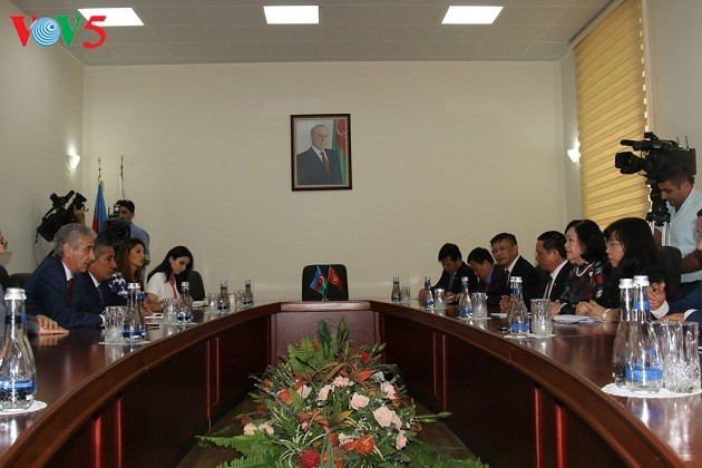  Delegasi anggota Partai Komunis Vietnam melakukan kunjungan di Azerbaijan - ảnh 1