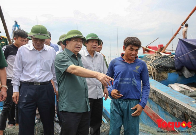  Deputi PM Pemerintah Trinh Dinh Dung memberikan bimbingan pekerjaan menghadapi taufan Doksuri - ảnh 1
