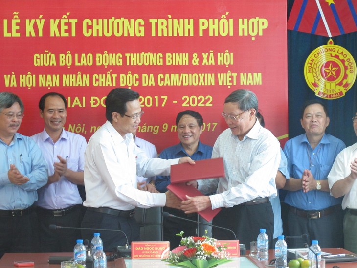 Berkoordinasi membantu dan membela kepentingan dari para korban agen oranye/dioxin Vietnam - ảnh 1