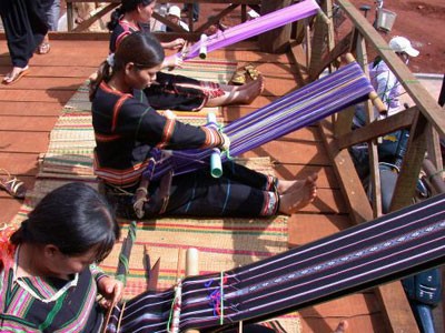 Warga etnis minoritas Ba Na memulihkan dan menjaga kejuruan menenun kain ikat tradisional - ảnh 1