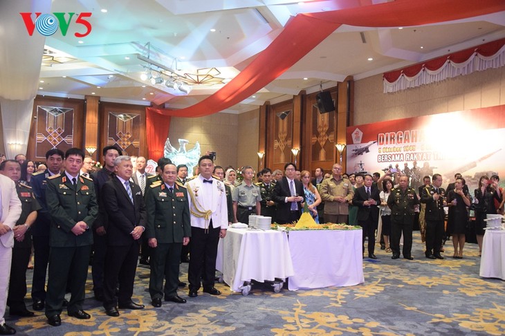 Peringatan ultah ke-72  berdirinya TNI (1945-2017) di Kota Hanoi - ảnh 2